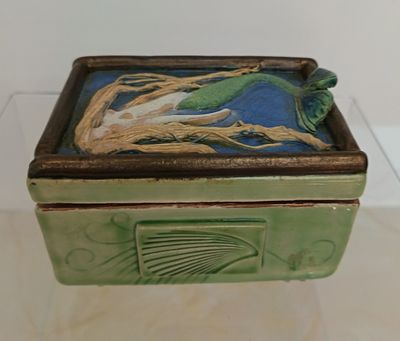 Petit coffret en céramique vernissée à décor de sirène