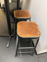 Deux guéridons haut + deux tabourets + bergère (photo 2)