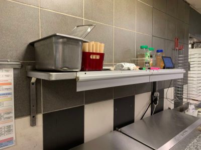une image d'une cuisine avec un évier et un comptoir