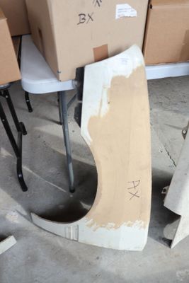 une boîte en carton posée sur une chaise, à côté d'une pile de boîtes