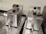 deux friteuses en acier inoxydable posées sur une tôle