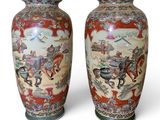 paire de vases asiatiques ornés de chevaux et de cavaliers peints