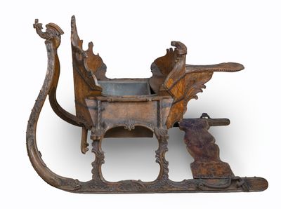 Troïka en mélèze sculpté à décor de feuillage stylisé, trava…