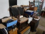un tas de meubles et un téléviseur dans une pièce