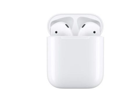 des AirPods d'Apple avec leur boîtier de recharge sur fond blanc