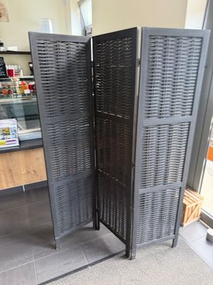 un grand paravent métallique au milieu d'un magasin