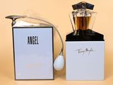 une photo d'un flacon d'Angel à côté d'un coffret de parfum