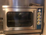 un four en acier inoxydable qui se trouve dans une cuisine