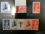 une collection de timbres provenant de différents pays, exposée dans une vitrine
