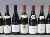 plusieurs bouteilles de vin sont alignées sur une table