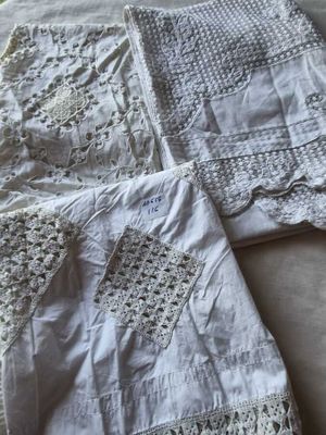 une nappe blanche ornée de crochets et de dentelles