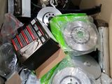 une boîte en carton remplie d'appareils électroniques et d'autres articles