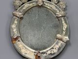 un miroir posé sur une table