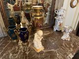 de nombreux vases posés sur une table devant un miroir