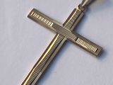 l'image d'une croix sur un fond blanc