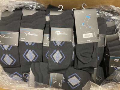 six paires de chaussettes pour homme dans une boîte posée sur une table