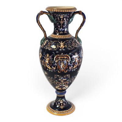 un vase bleu orné de motifs dorés sur fond blanc