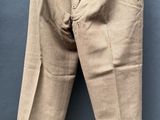 une photo d'un pantalon suspendu à un cintre