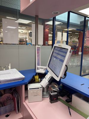 un bureau sur lequel se trouvent un écran, un clavier et d'autres objets