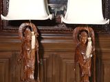 deux lampes posées sur une table en verre