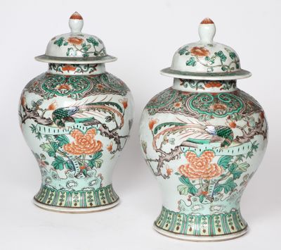 CHINE, XIXe siècle Paire de vases couverts en porcelaine et … - Photo 1