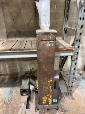 une photo d'un établi métallique dans un garage