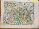 une vieille carte de l'Europe sur une feuille de papier, à côté d'une autre feuille de papier