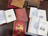 plusieurs vieux livres sont posés sur une table les uns à côté des autres