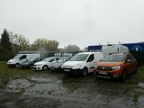 beaucoup de voitures garées sur un parking