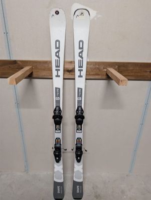 une paire de skis accrochée à un support dans un garage
