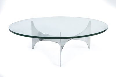 une image d'une table en verre avec une base en métal et un plateau en verre