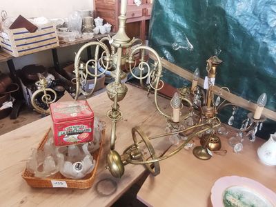 une table sur laquelle sont posées plusieurs bougies