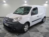 la camionnette blanche est garée dans une grande pièce au sol en damier