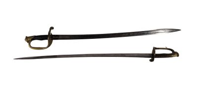DEUX EPÉES d'officier, montures en laiton, fusée de corne fi…