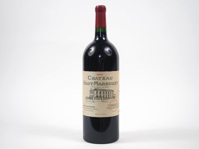 la bouteille de vin rouge est posée sur la table