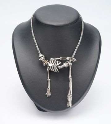 Collier squelette plaqué argent sur le cou d'un mannequin noir