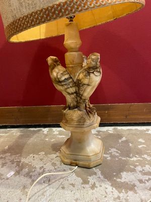 une lampe posée sur une table dans une pièce