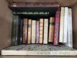 de nombreux livres rangés dans une boîte sur l'étagère