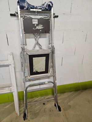 une chaise en métal sur laquelle est posée une télévision