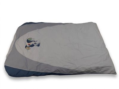 Ce sac de couchage destiné aux jeunes enfants présente un mo…