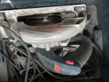 un gros plan sur le moteur d'une voiture, le capot ouvert