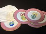 quatre assiettes à motifs différents posées sur une table