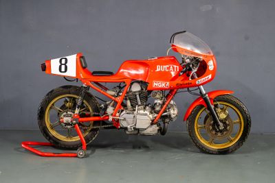 une moto rouge portant le numéro 8