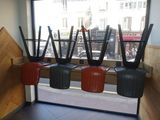 quatre valises accrochées à un porte-valises dans un coin de la pièce
