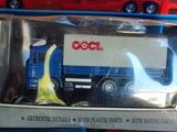un camion jouet posé sur une table