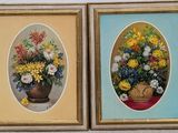 deux photos encadrées de fleurs dans un vase sur une table