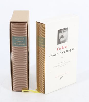 deux livres posés l'un à côté de l'autre sur une table