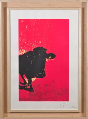 une image représentant une vache sur fond rouge