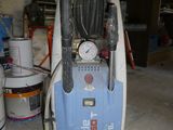 une voiture bleue et blanche qui se trouve dans un garage
