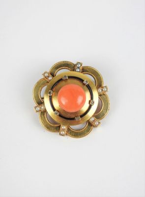 une image représentant une broche aux couleurs or et corail sur fond blanc